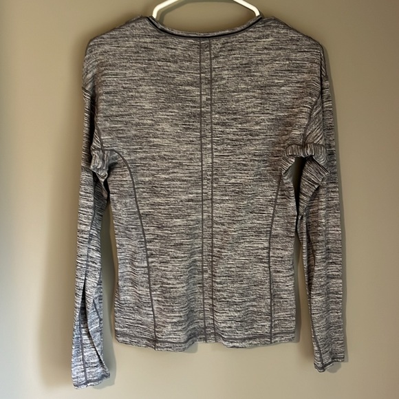 Lululemon long sleeve tee size 8 - Picture 2 of 4